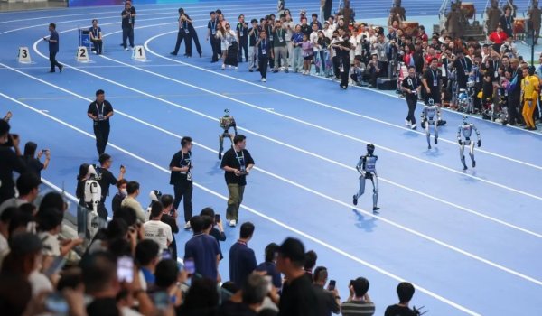 正规的股票场外配资平台 华为发布十大技术趋势：2035年超90%的中国家庭将拥有智能机器人